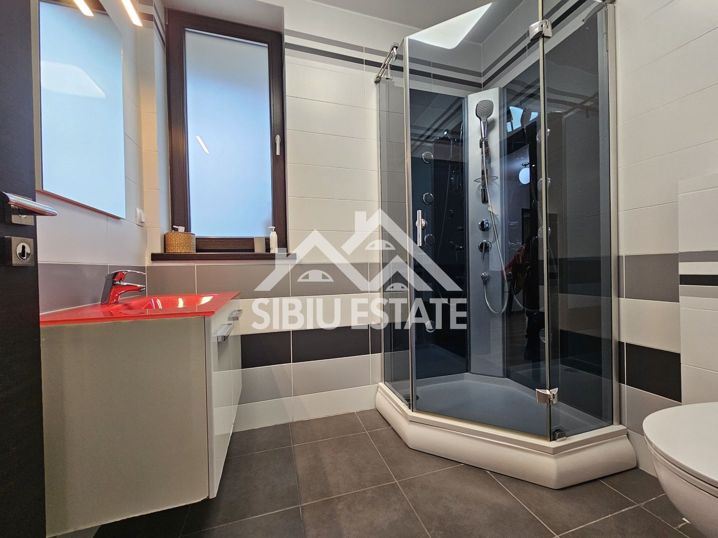 Casa individuala garaj pivnita curte mare - Poză 13