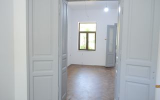 Apartament renovat in zona centrala - Poză 2