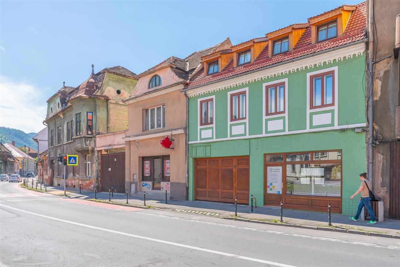 Casa cu spatiu comercial si 9 camere in zona istorica a Brasovului - Poză 1