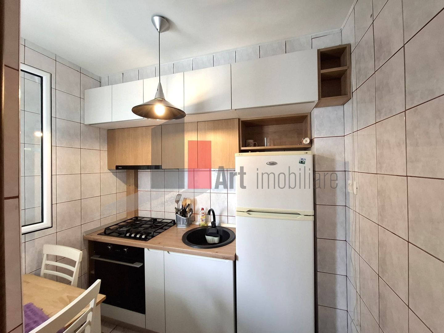 Gars. 31 mp, et 9/10, bloc reabilitat, instalații refăcute, mobilată și utilată - Poză 9