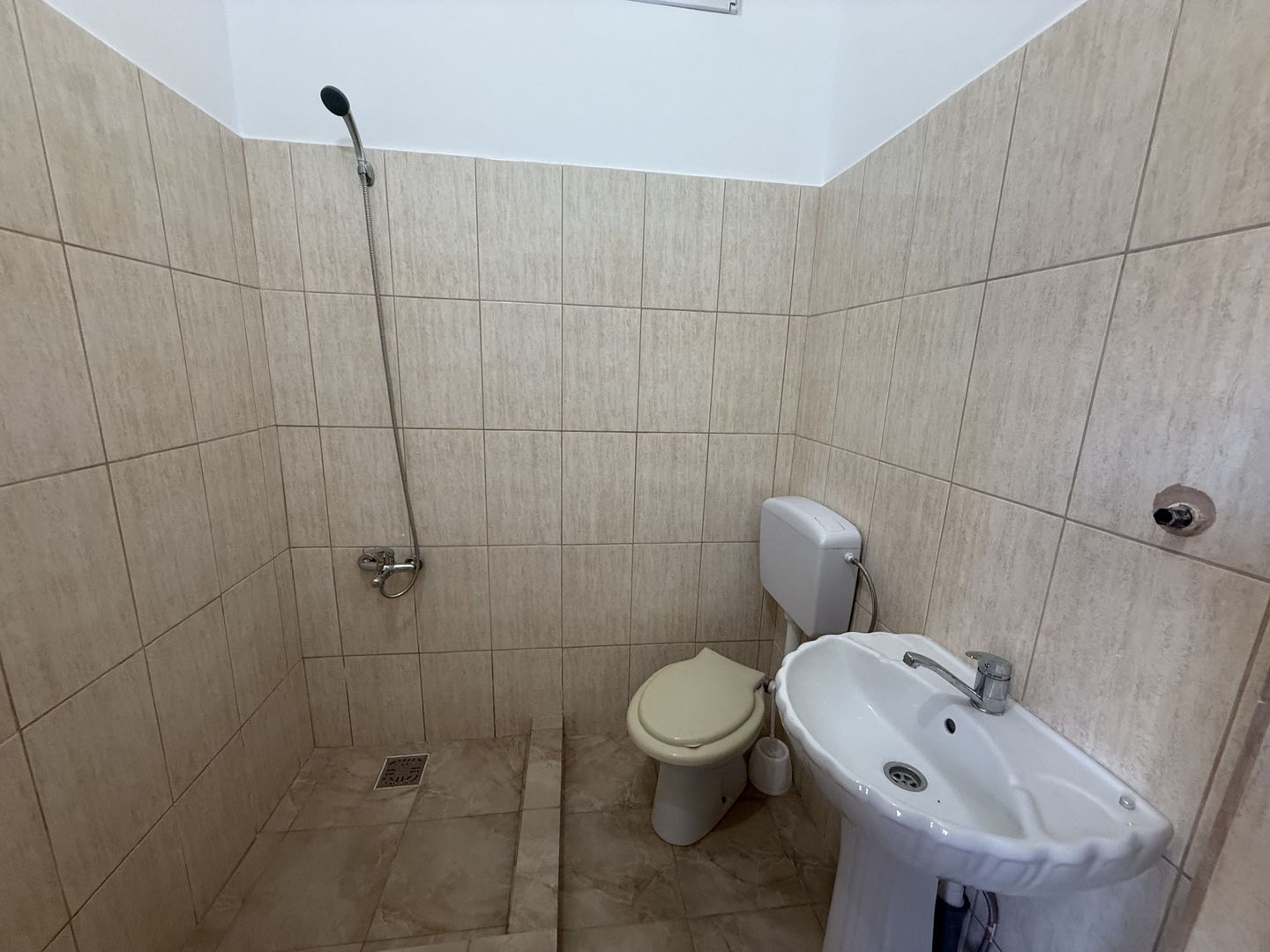 2 corpuri de Casă renovate + teren 125 mp Campina - Poză 18