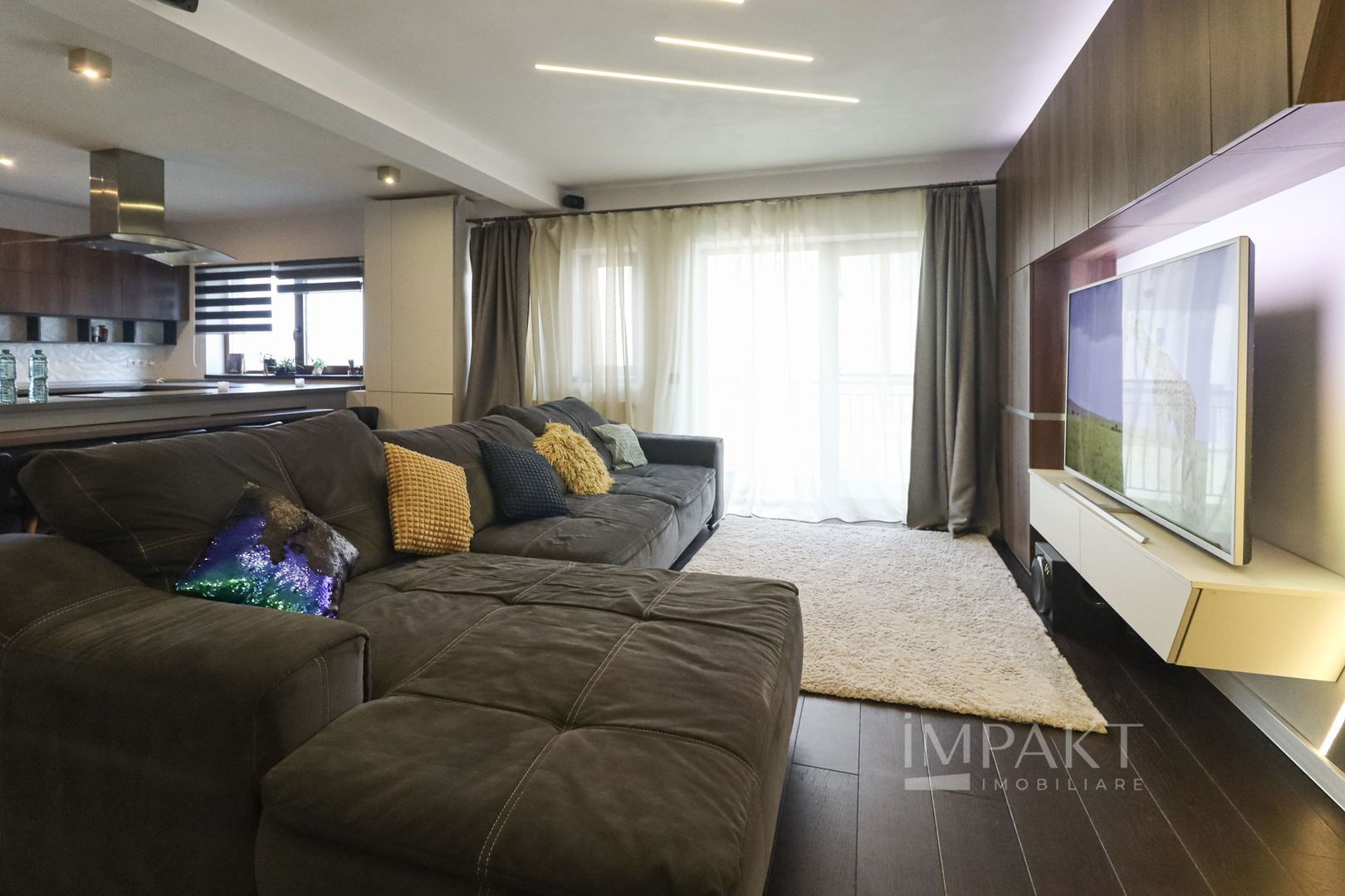 Apartament spatios cu balcon si terasa, complet mobilat, Europa! - Poză 11