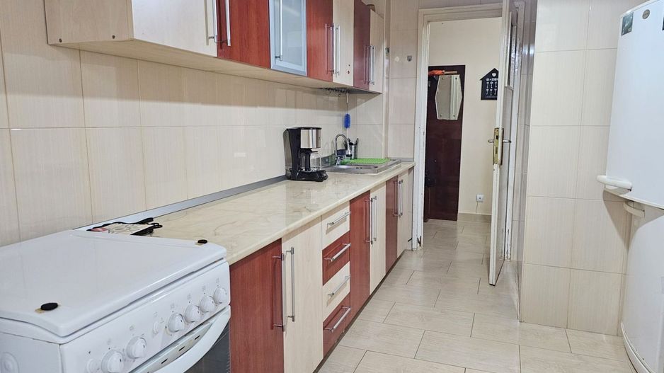 Apartament cu 3 camere, etaj intermediar - Piata Centrala - Poză 1