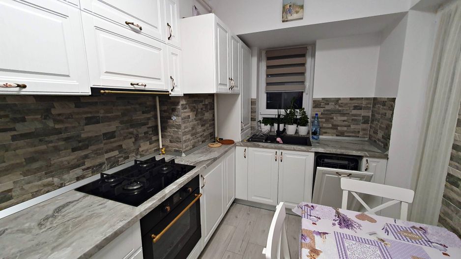 Coresi -Bloc Maurer M9, etajul 1, mobilat, parcare - Poză 6