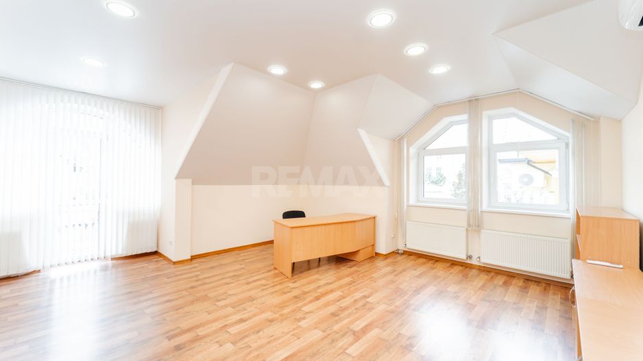 Se oferă spre închiriere casă în centrul orașului, ideală pentru birouri, clinică sau centru educați - Poză 6