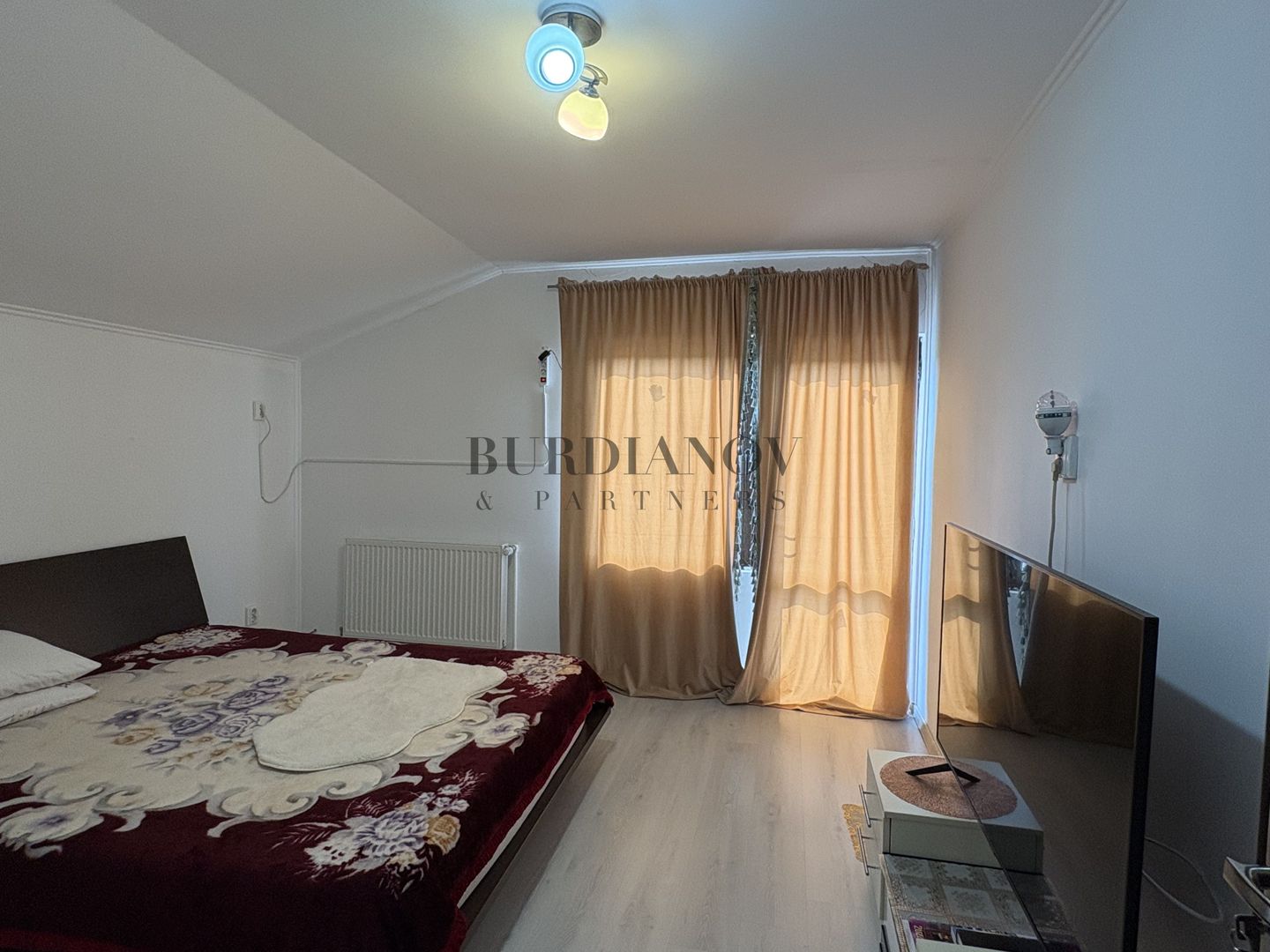 Casă cu 5 dormitoare + Garaj - Islaz - Comuna Brănești - Poză 18