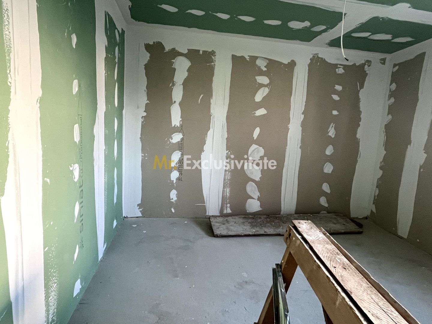 Casa la gri, 7 camere, 2 bai - Poză 3