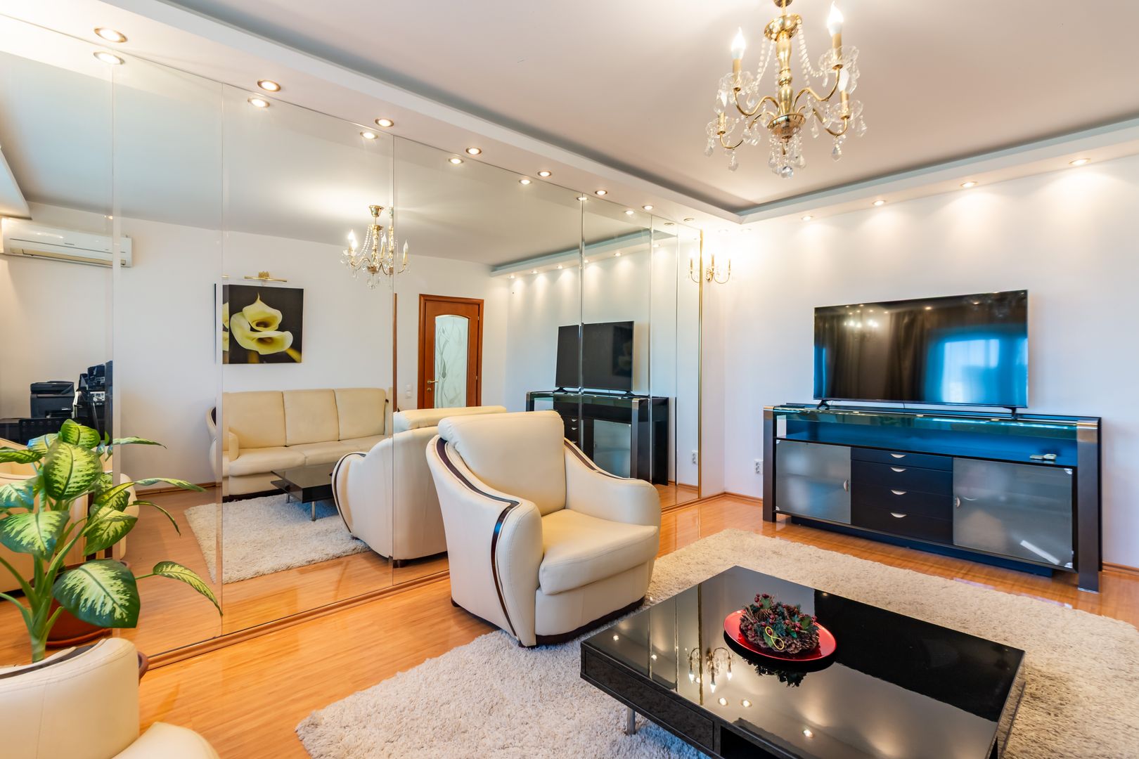 Apartament spatios 3 camere,  P-ta Unirii/ Sf Vineri - Poză 1