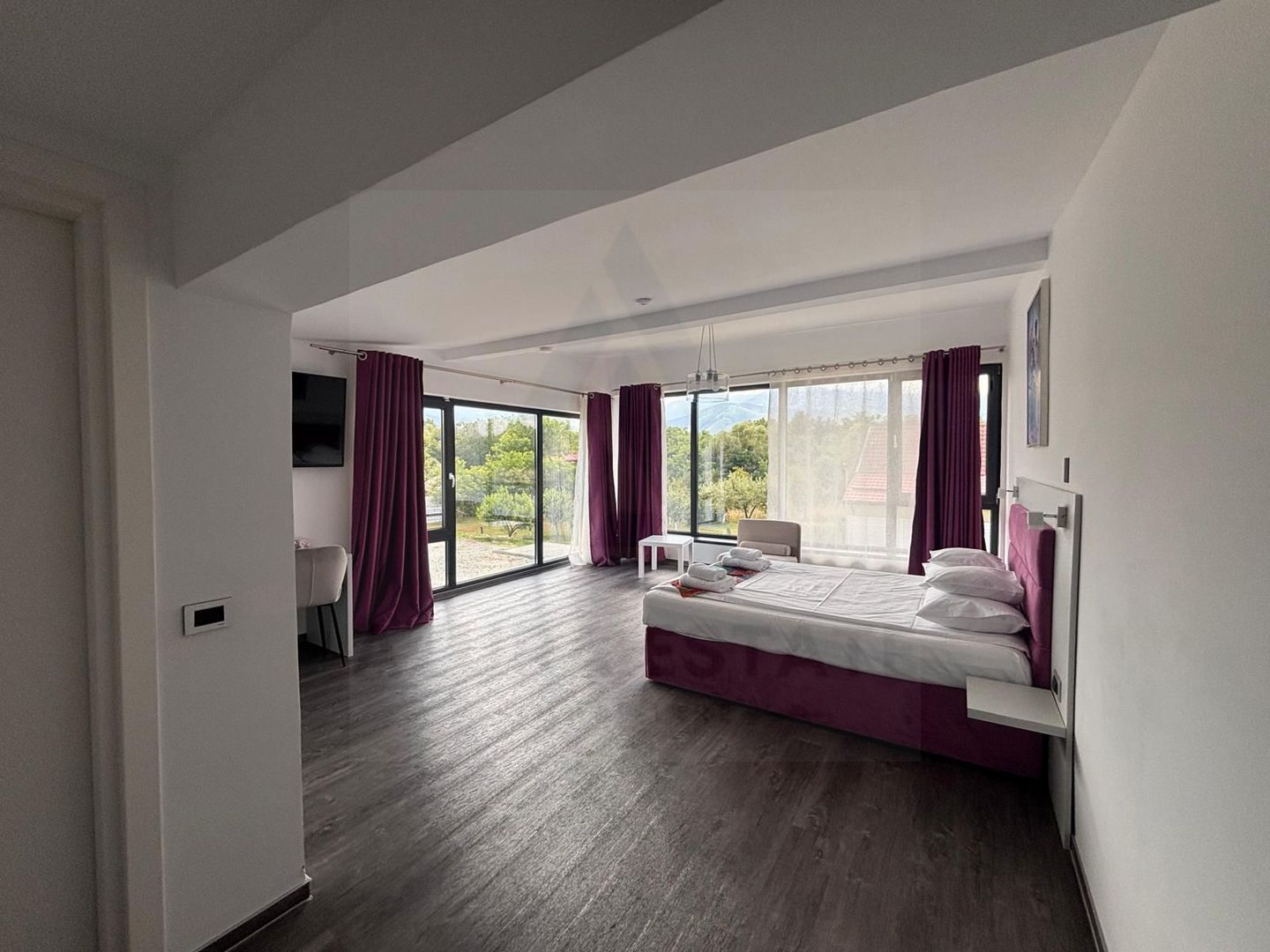 Pensiune PREMIUM 10 camere și Casă Individuală Valea Avrigului 4.600mp - Poză 5