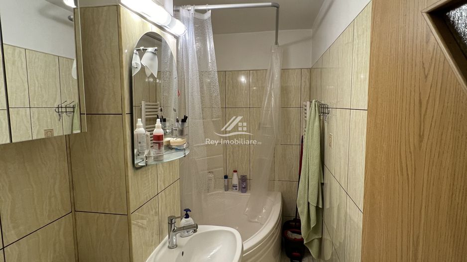 Zona Cireșica/Apartament 3 camere/2băi,balcon,logie,cămară,debara - Poză 8