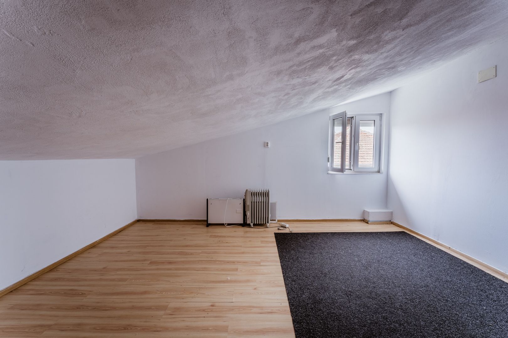 Casă cu 2 camere în Bujac - Poză 15