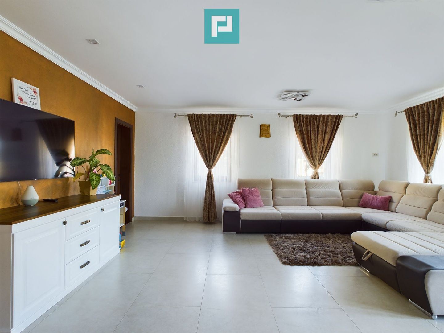 Vilă cu mansardă în Bujac - Poză 12