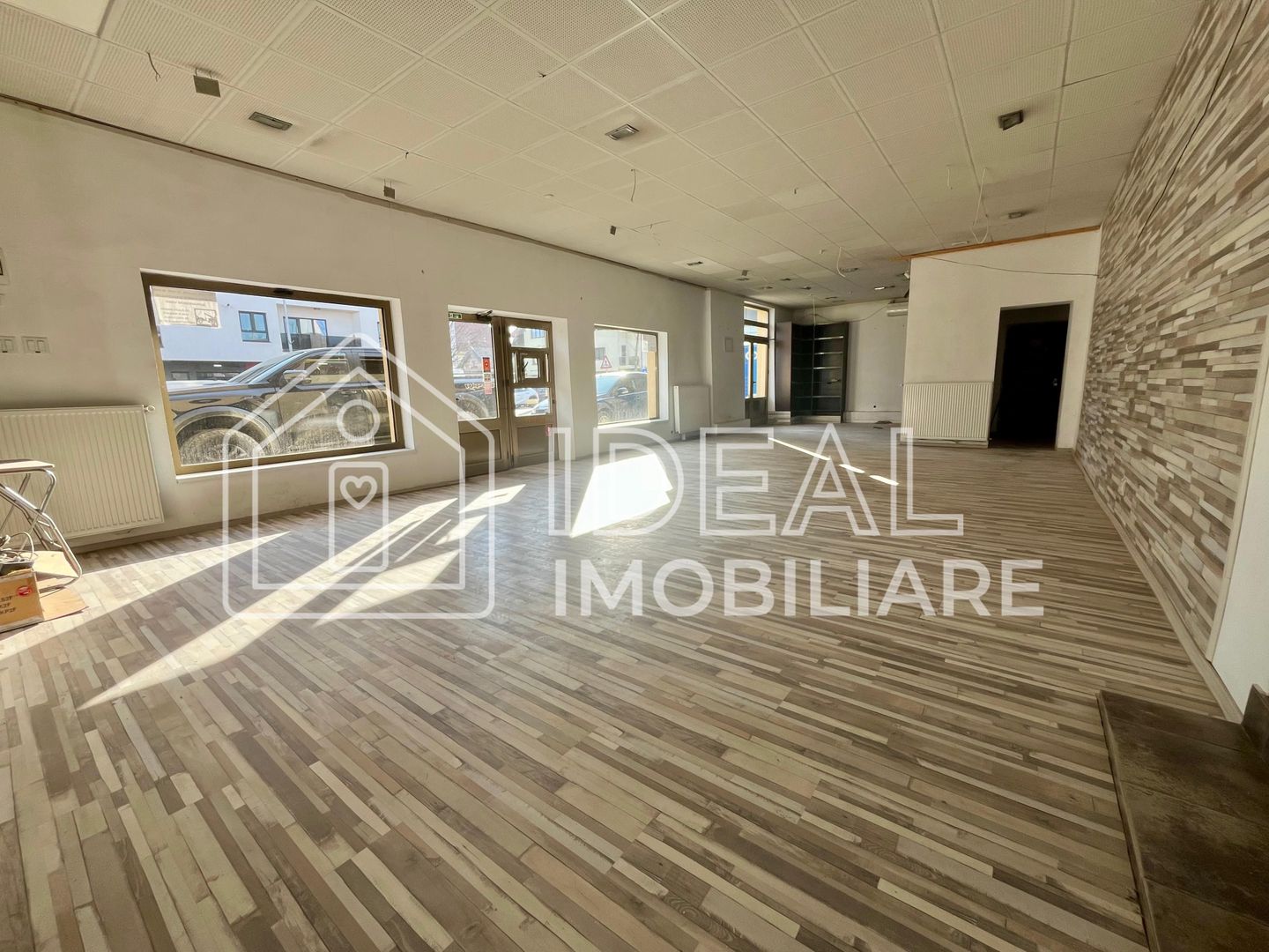 Spațiu Comercial cu Vitrină la strada principala, 110 mpu, Calea Dumbravii - Poză 1