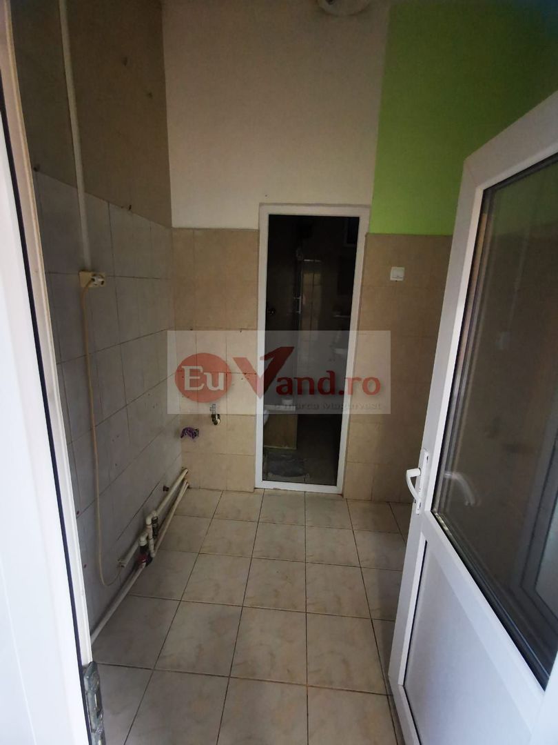 De inchiriat casa cu 2 camere, strada Romana, 300 euro - Poză 3