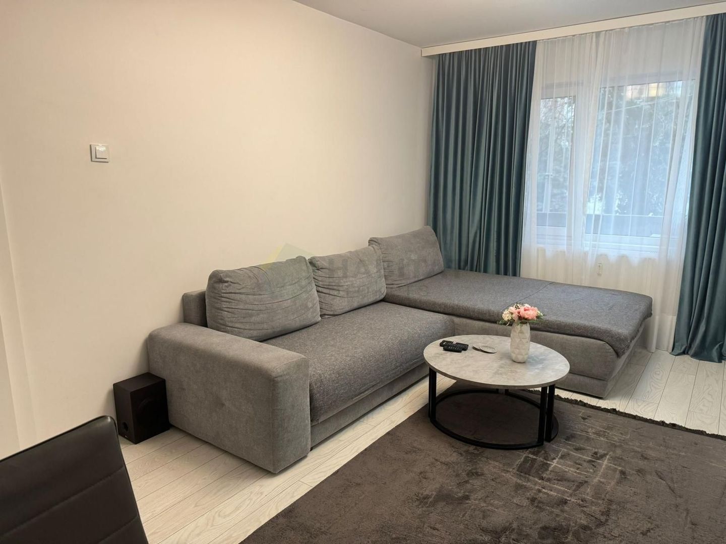 3 camere Mega Mall mobilat si utilat modern - Poză 3