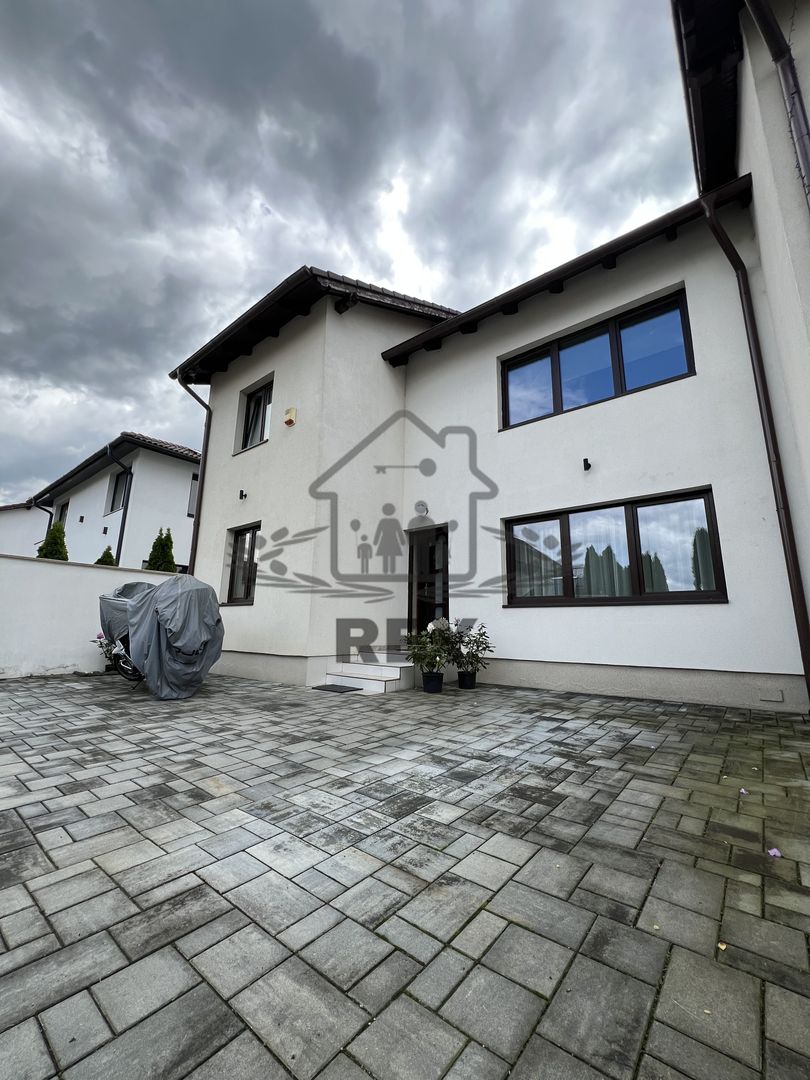 Casă de tip triplex la vânzare 6 camere /Șelimbăr /Secția 1 de Poliție - Poză 16