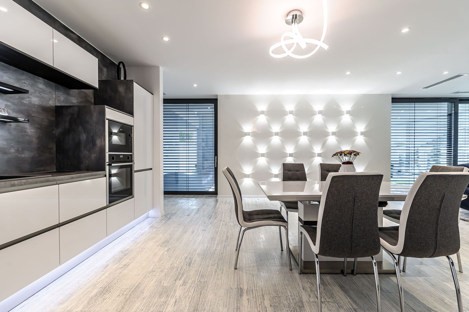 Vilă unică construită la sol - Poză 1