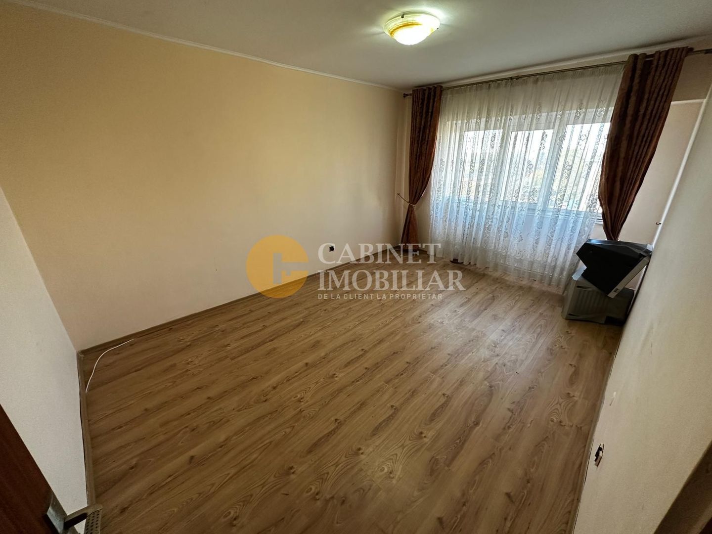 Apartament cu 3 camere decomandat, 2 bai, etaj intermediar - Gara - Poză 1
