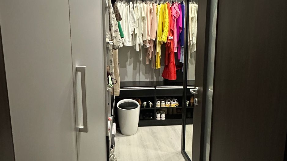 Apartament de vânzare, modern, cu 4 camere, garaj și curte - Poză 5