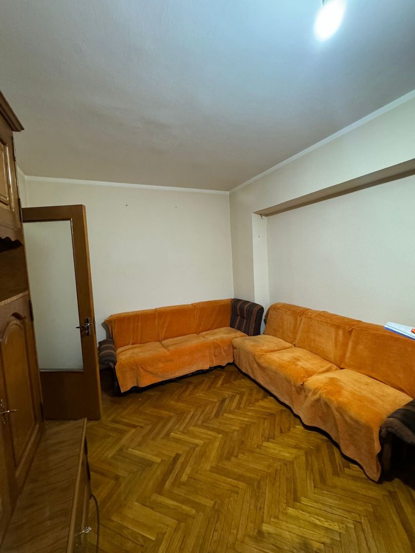 De vanzare apartament 3 camere - Poză 1