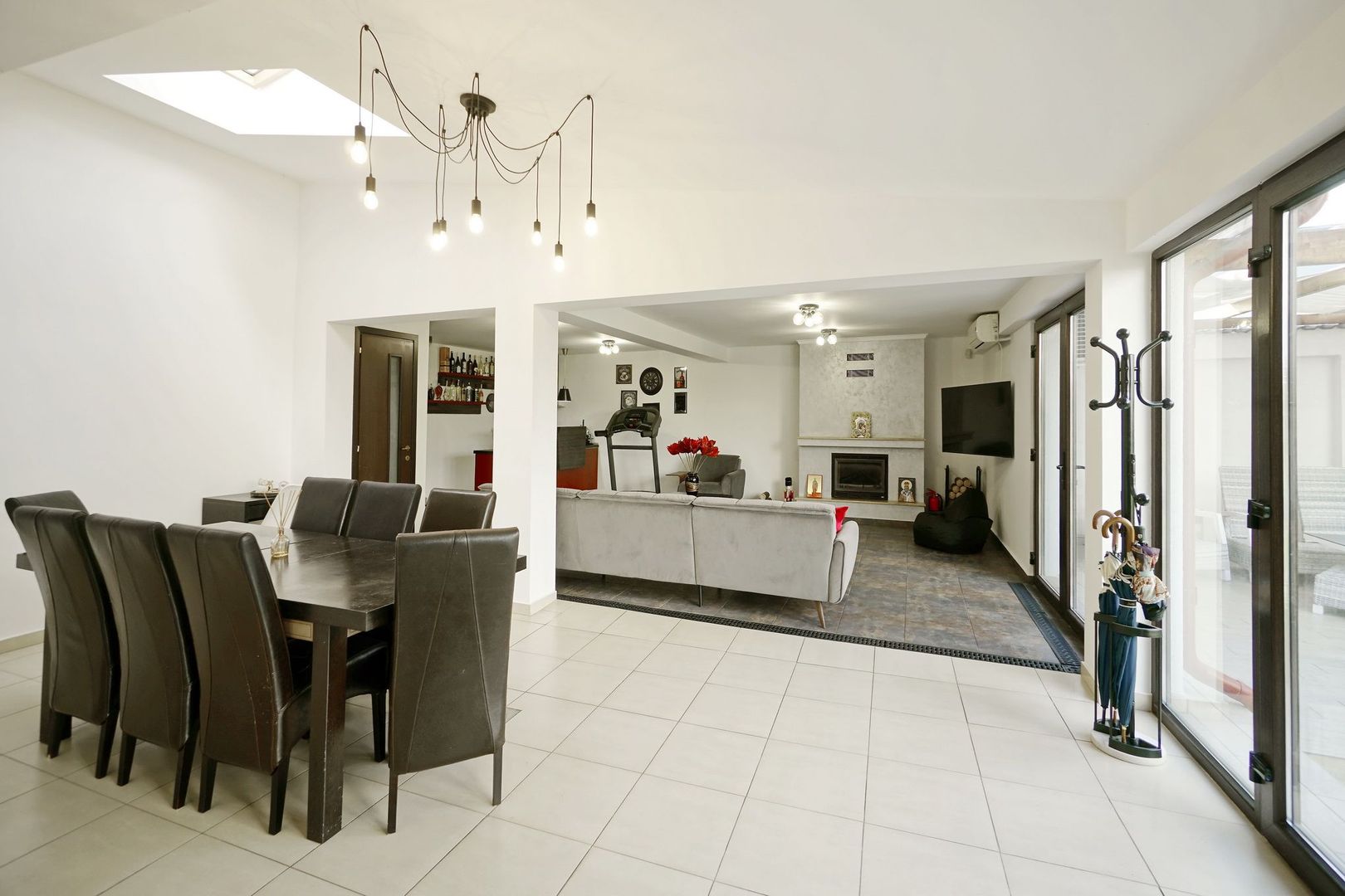 Brancoveanu  P+2, 8 cam, 6 dormitoare, 6 bai, 3 garaje teren 650 mp - Poză 8