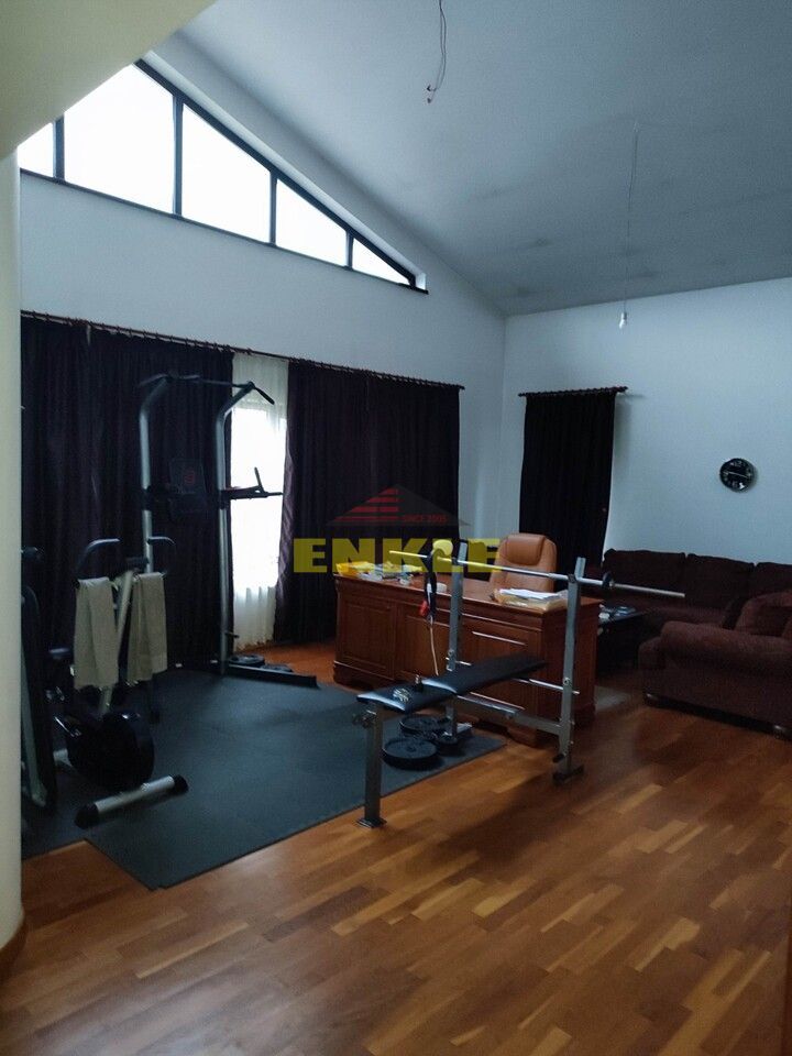 Vila 5 camere , zona Petru Rares -demisol+parter+etaj , pret negociabil ! - Poză 2