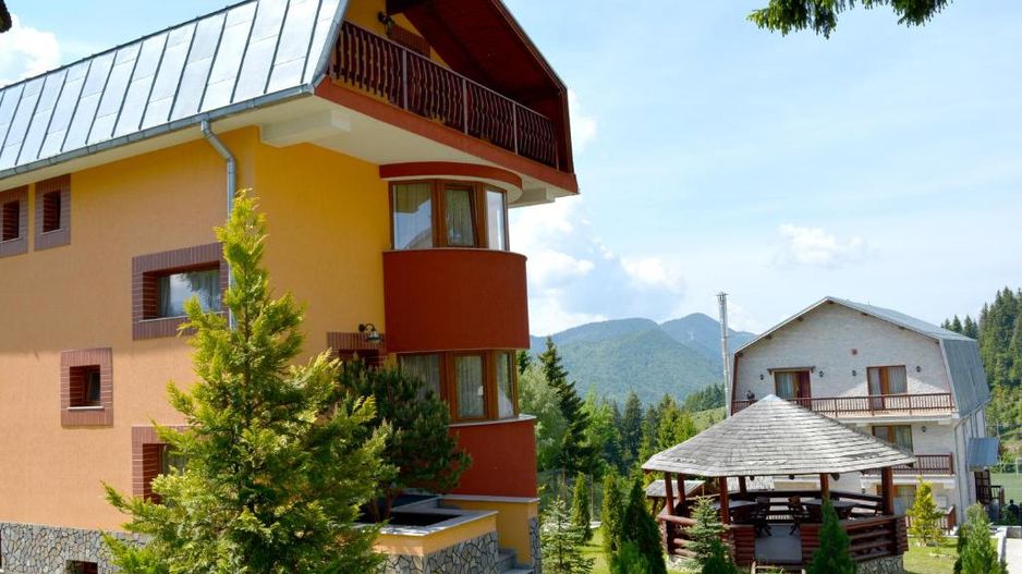 Domeniu turistic, zona pitoreasca, priveliste, aer curat, Fundata, Brasov - Poză 11