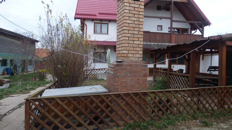 Proprietate deosebita - casa cu curte si livada - Poză 1