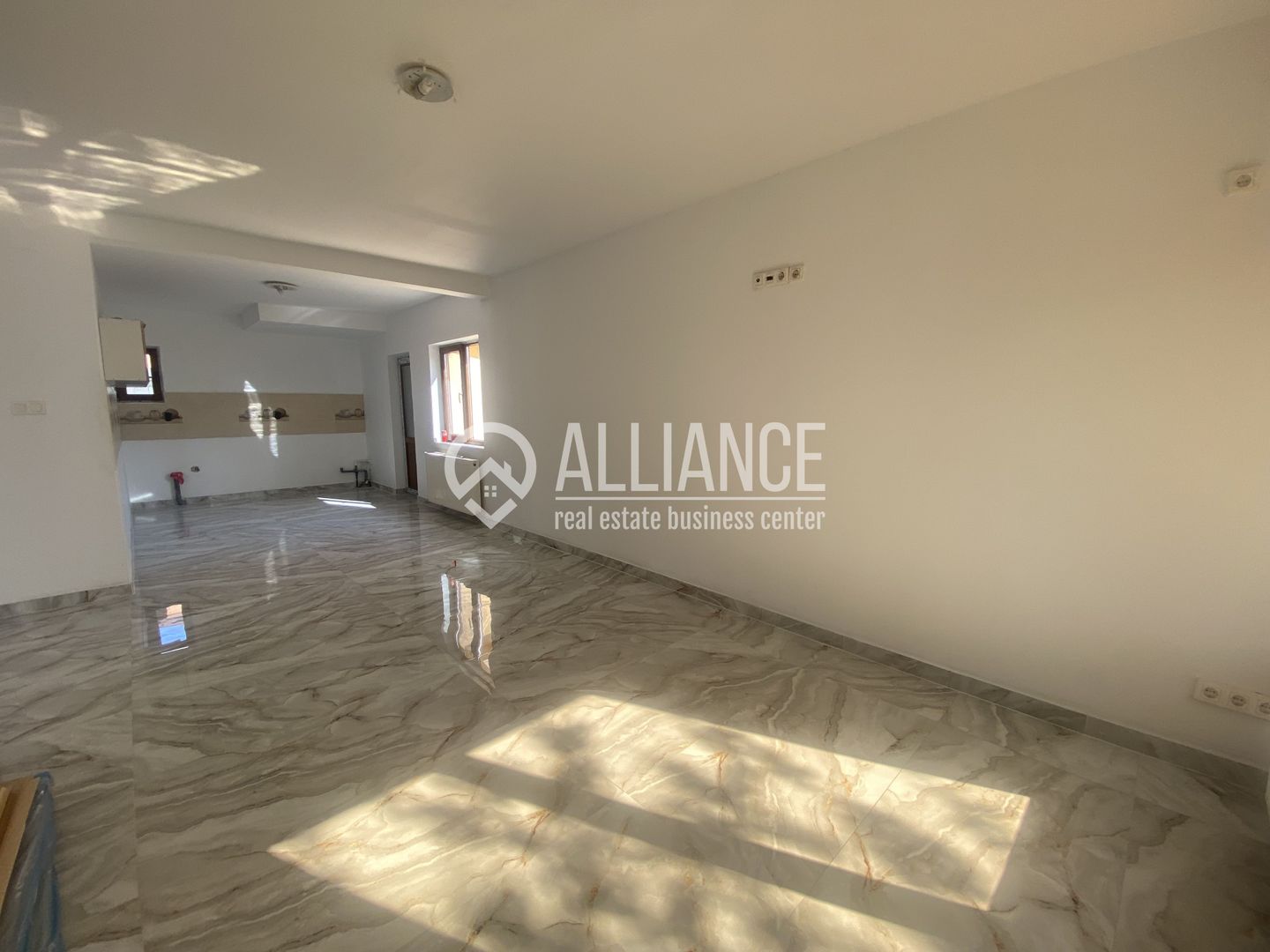 VALU LUI TRAIAN(COD 07) -Casa P+M 5 camere cu teren de 300 mp - Poză 4