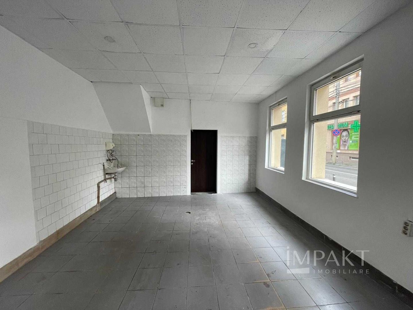 De închiriat spatiu comercial , zona centrala 80 m2 - Poză 6