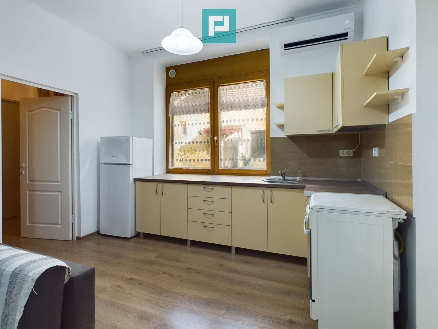 Apartament cu 3 camere la curte comună în Grădiște - Poză 20