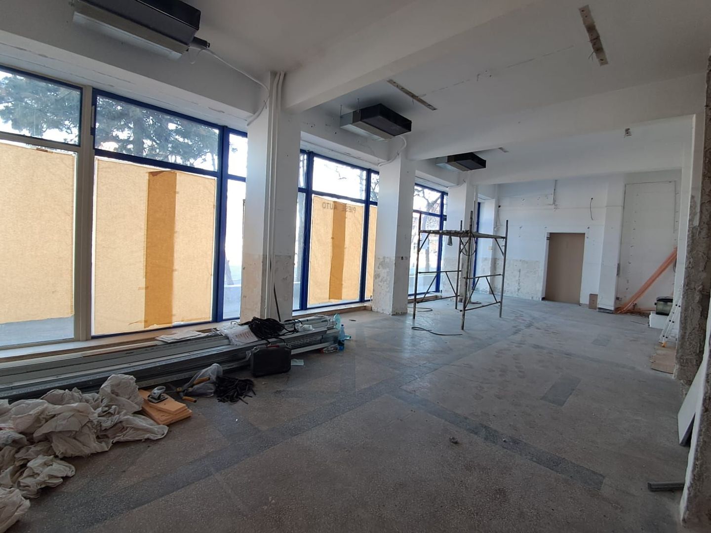 Spatiu comercial vitrina de 20 M - Metrou Eroii Revolutiei S143 - Poză 23