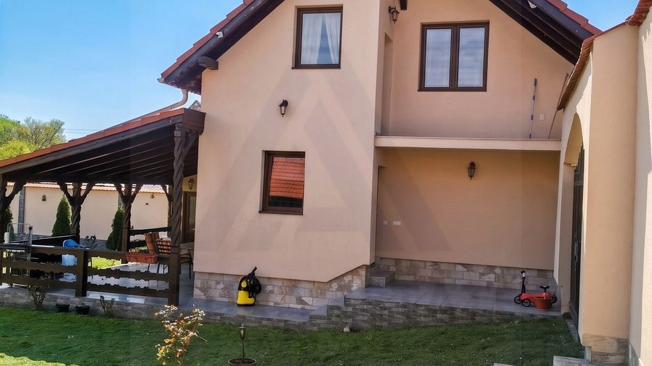 Casa individuala cu garaj 60 mp si teren+gradina 2650 mp in Porumbacu - Poză 1