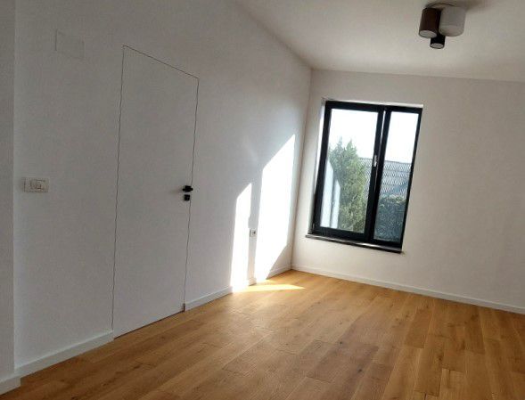 O casa simpla alba dar totusi sofisticata zona Pipera - Poză 25