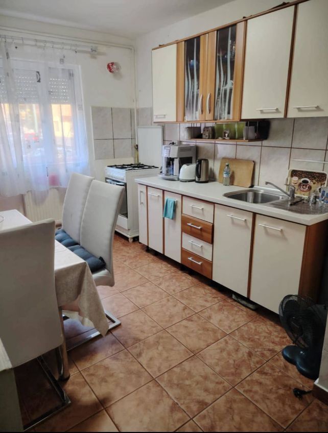 Apartament 2 camere, Cetate, zona Sc. Gen. nr. 7 - Poză 1