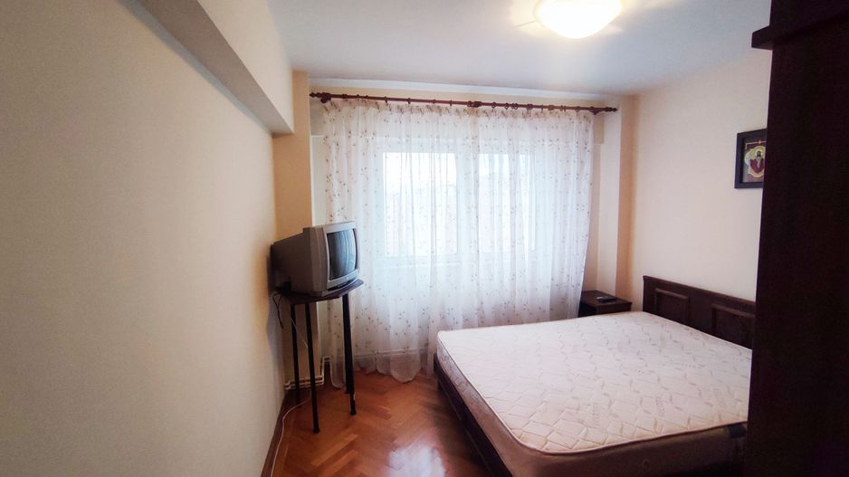 Apartament cu 3 camere decomandat mobilat-utilat - Poză 12