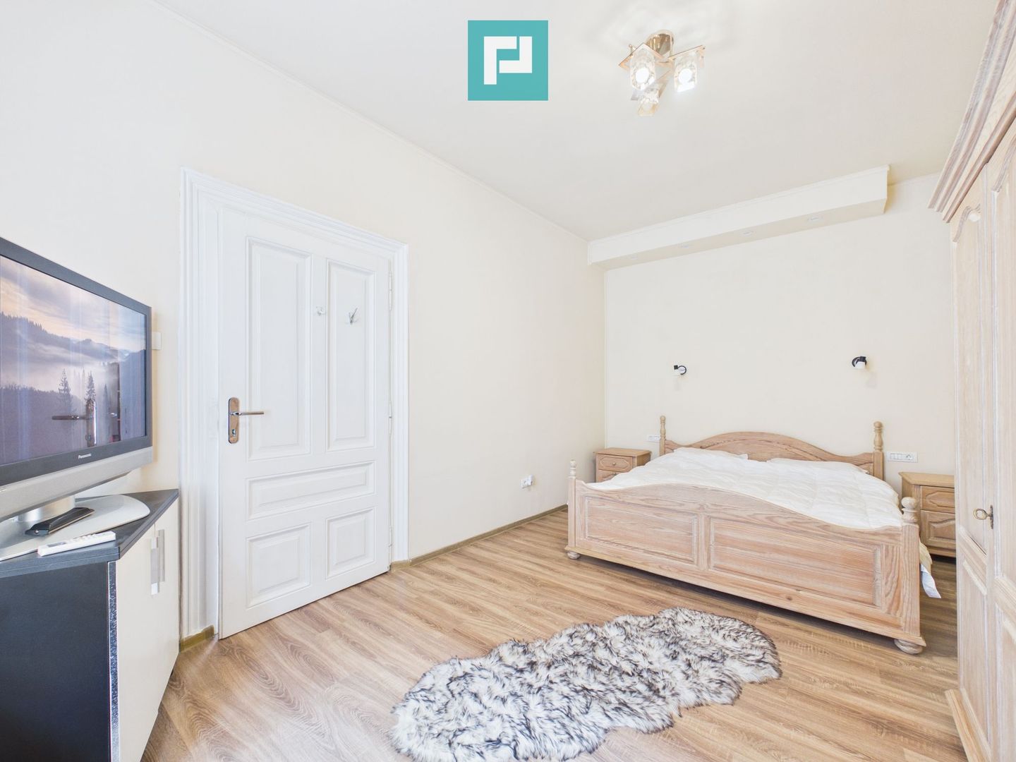 Apartament ultracentral, renovat, cu garaj - Poză 3