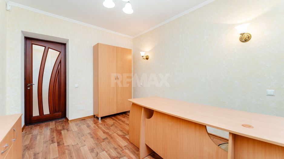Se oferă spre închiriere casă în centrul orașului, ideală pentru birouri, clinică sau centru educați - Poză 12