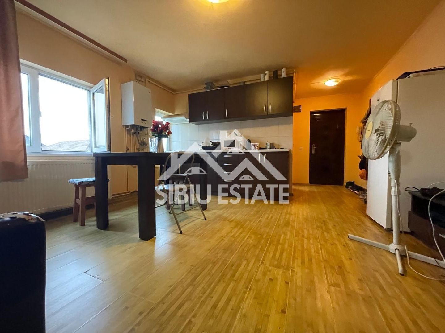Apartament luminos cu 2 camere, la mansardă, în zonă căutată - Poză 1