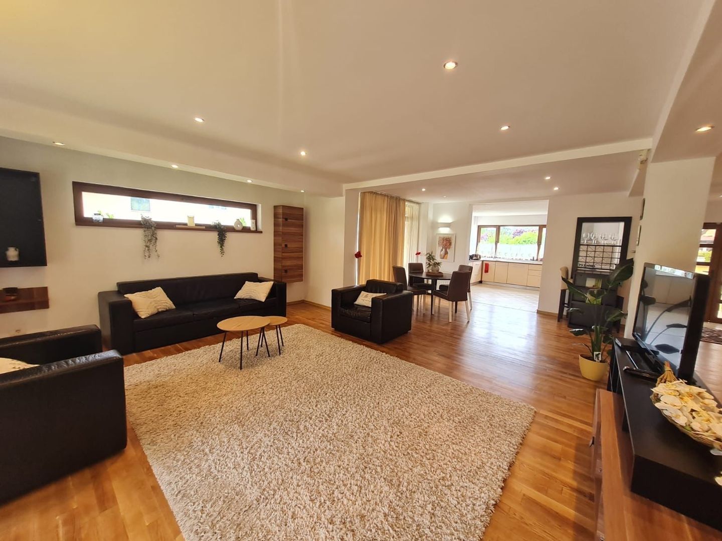 Vila spațioasă și recent renovată în Ghiroda! - Poză 9