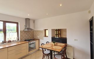 Vila spațioasă și recent renovată în Ghiroda! - Poză 77