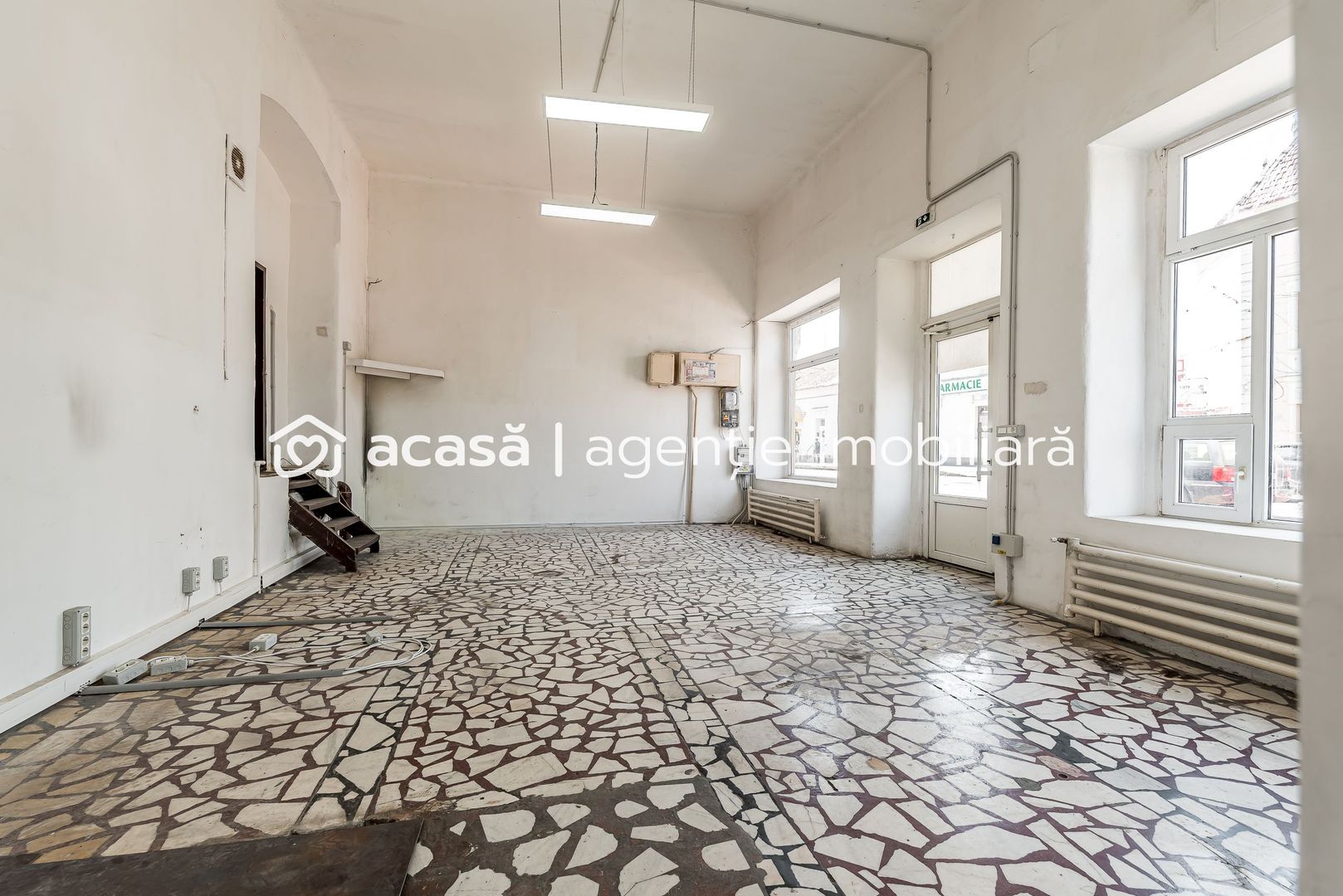 Spatiu comercial ,cu vitrina de  in zona Boul Rosu. - Poză 2