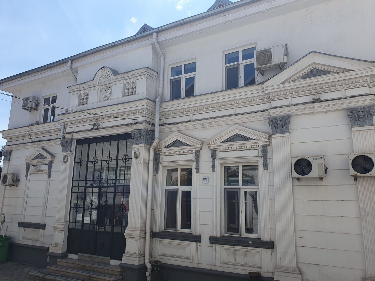 Vilă de patrimoniu interbelică | 23 camere | curte - Poză 1