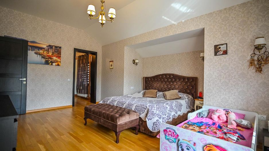 Somptuozitate in stil modern, 2 garaje, 3 terase, totul pe 1.000 mp teren - Poză 43