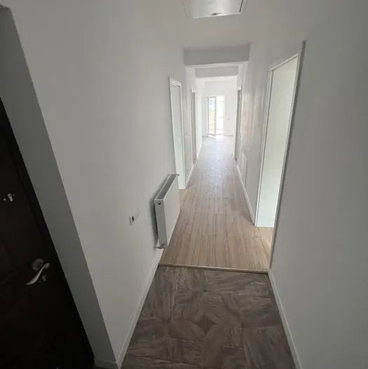 Casa dintre lacuri, Crevedia, cartier nou. - Poză 4