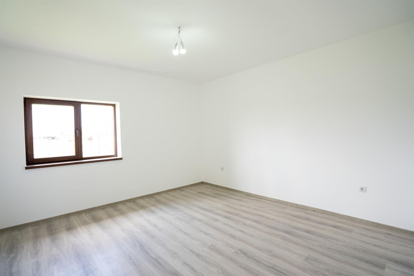 Casa la cheie Nojorid 3 dormitoare 2 bai - Poză 9