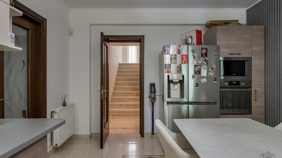 Vilă renovată P+1+M  | Foișor vitrat, grădină și jacuzzi - Poză 38