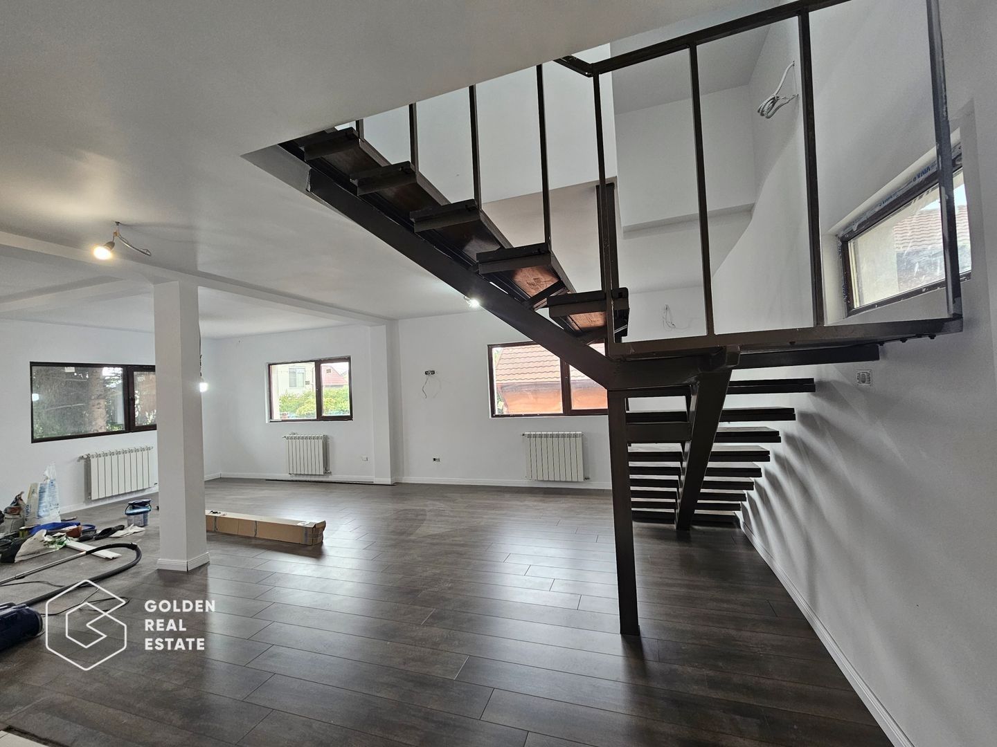 Vila cu 5 camere, 4 bai, Otopeni-centru, COMISION 0, renovata complet - Poză 4