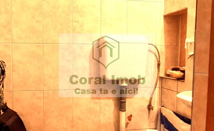 Vanzare casa 6 camere, 3 bai, 3 bucatarii, 2 centrale,  curte individu - Poză 9