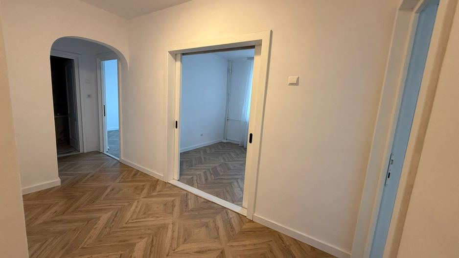 Apartament cu 3 camere – Zona Rogerius, Oradea - Poză 1